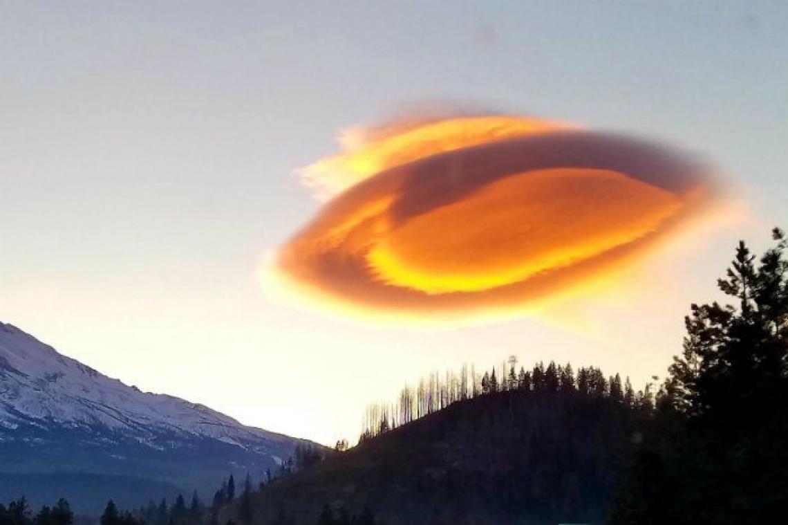 C'est quoi ces nuages en forme de soucoupe volante photographiés dans les  Alpes