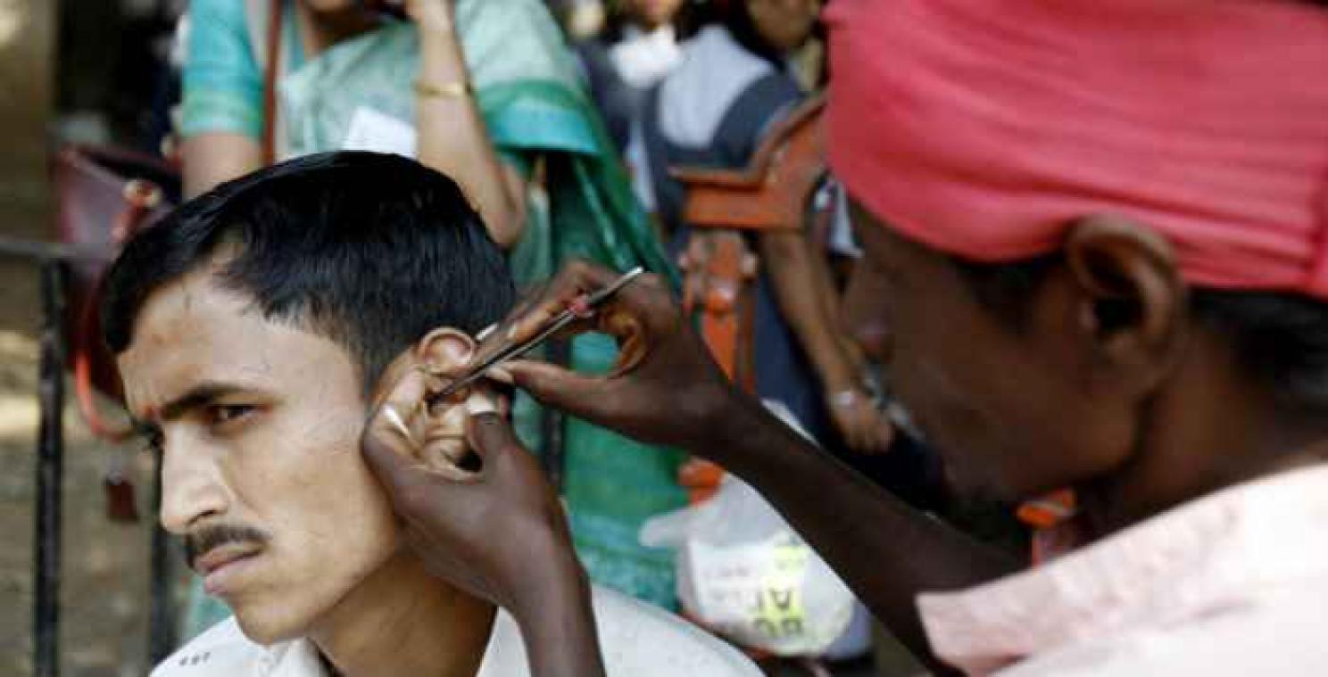 Inde: Nettoyeur d'oreilles ambulant, une profession qui se perd