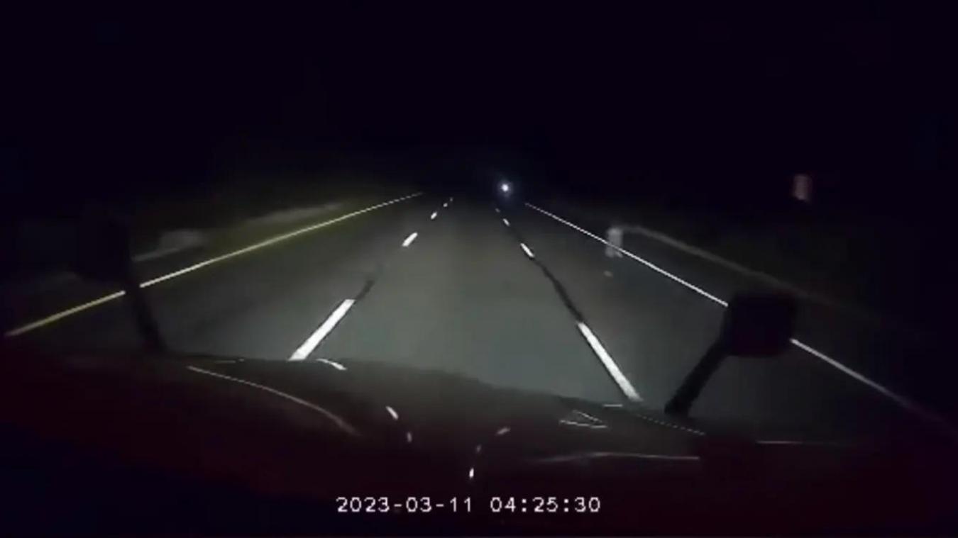 Une dashcam filme un camion qui, en prenant son virage trop court