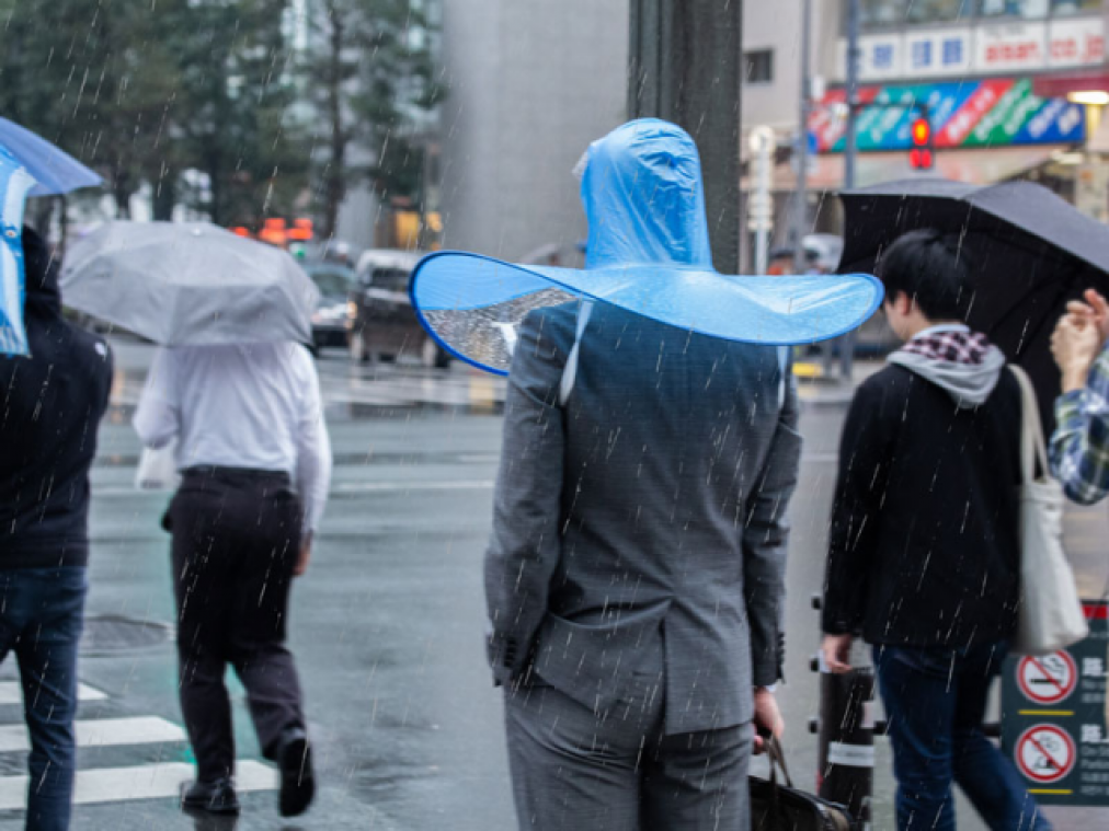 Jolly Hoorzitting Afleiding Deze handsfree paraplu lijkt op een condoom voor je hoofd - Metrotime