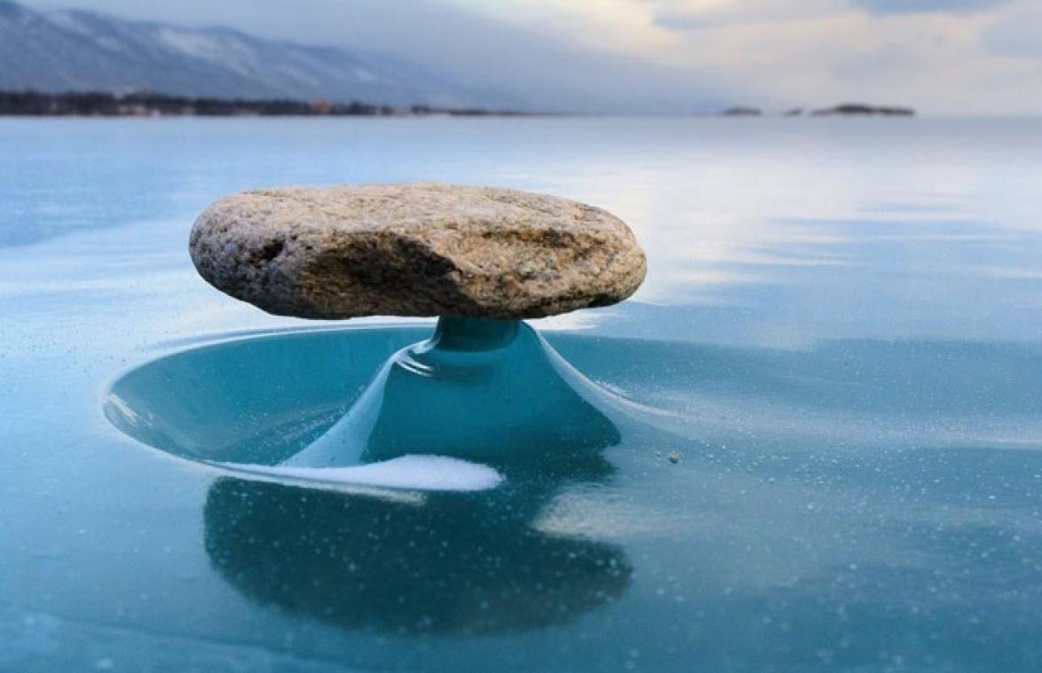 Overtreden wijs lezer Deze steen ligt bovenop het water. En het is geen Photoshop! - Metrotime