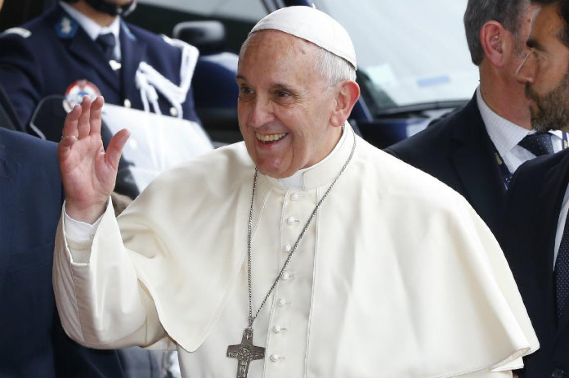 Openhartige paus Franciscus blikt in boek terug op drie moeilijke