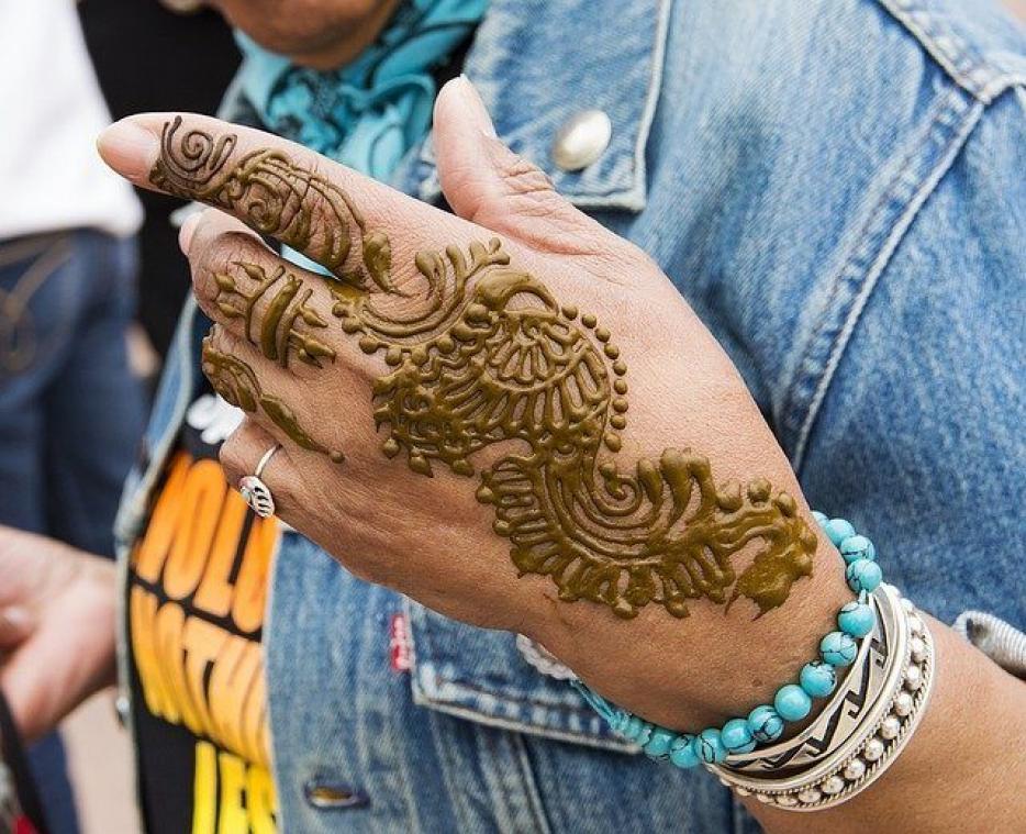Verf je haar met henna: startersguide - Metrotime