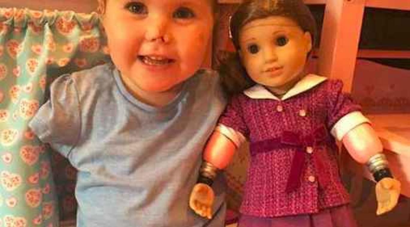 Engelse kleuter zonder armen en benen krijgt identieke pop - Metrotime