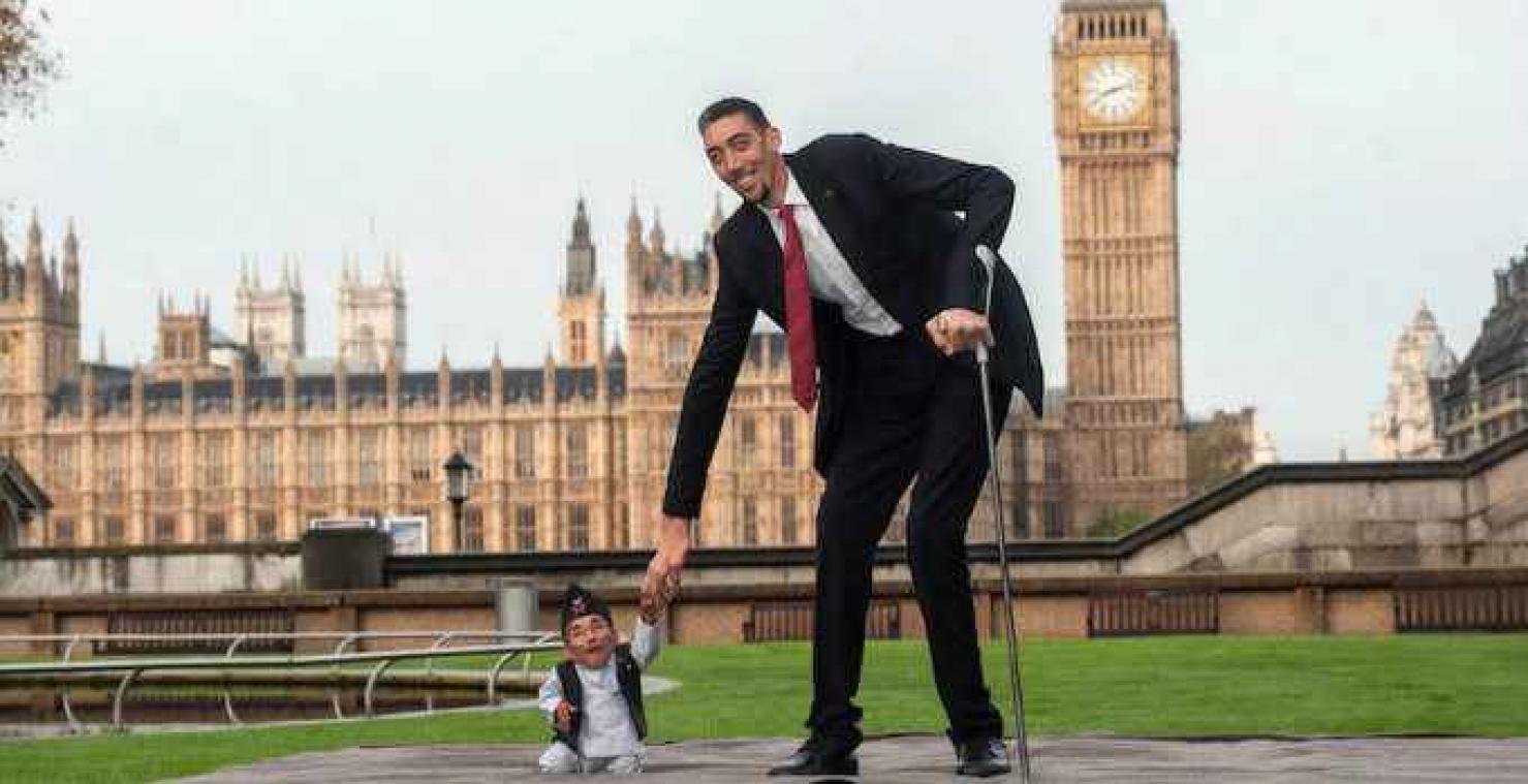 Grootste man ontmoet kleinste man ter wereld - Metrotime