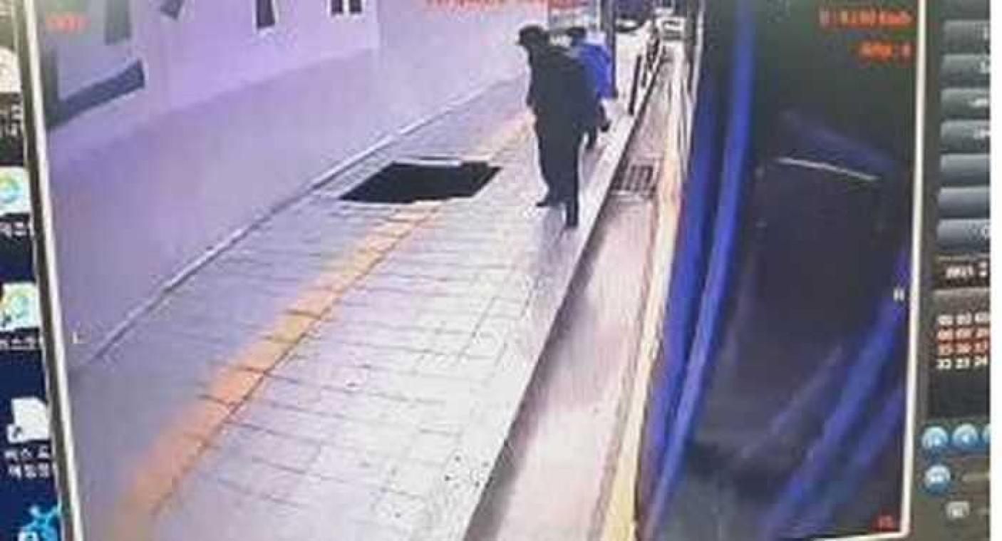 Twee ZuidKoreanen vallen in een zwart