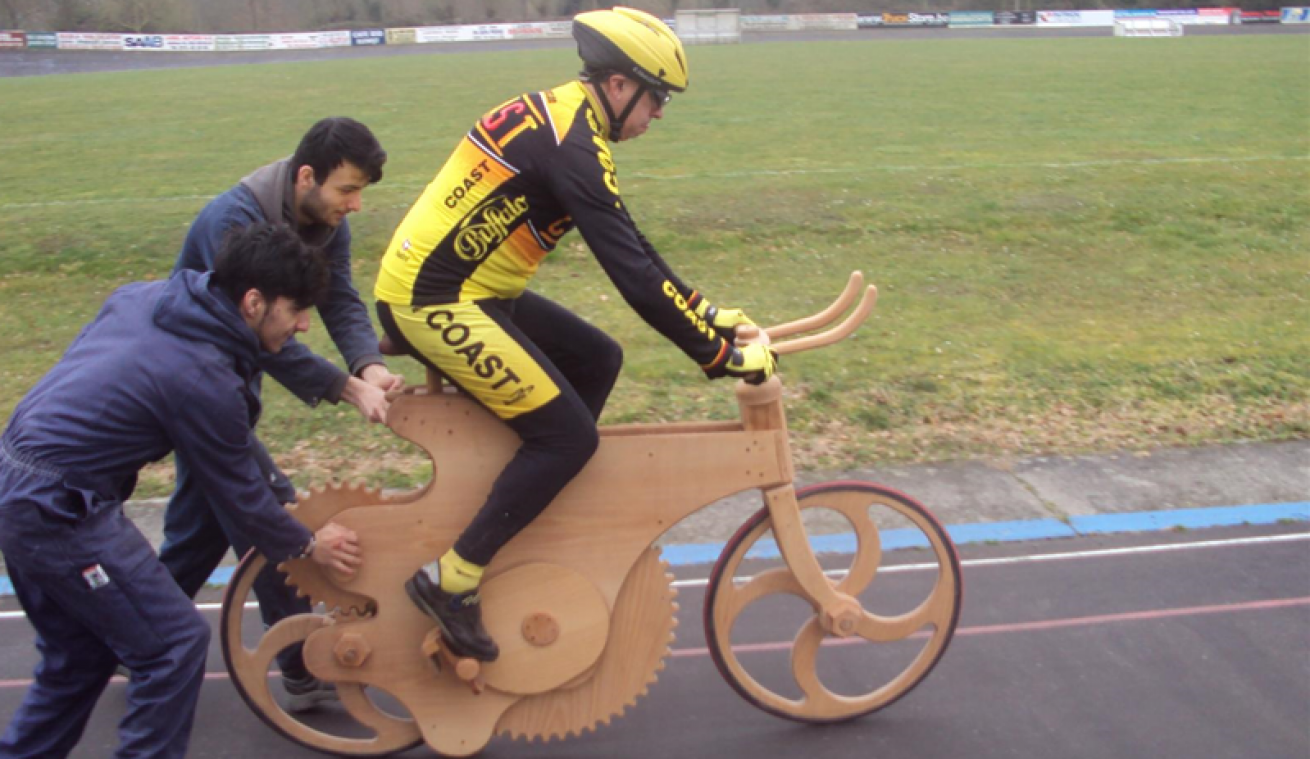 Korting Intiem Beweging Belgische primeur: een fiets volledig uit hout maar hij rijdt perfect -  Metrotime