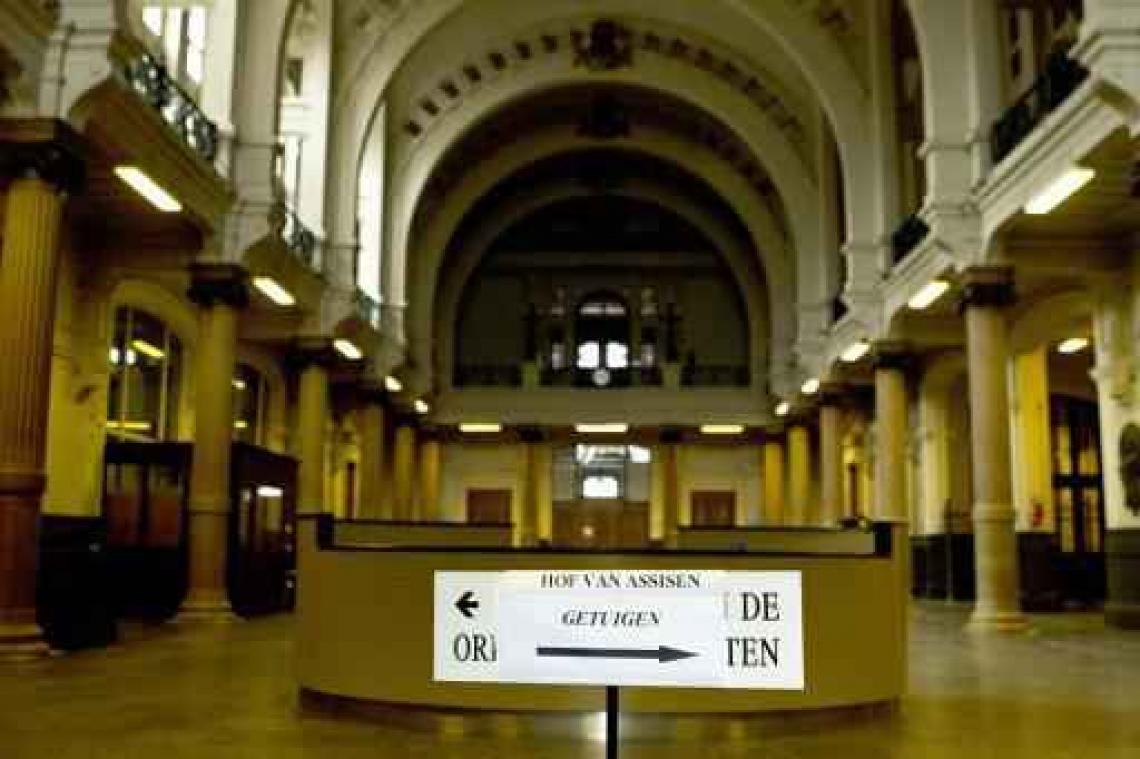 Verkoop van meubilair van oud justitiepaleis in Antwerpen brengt bijna