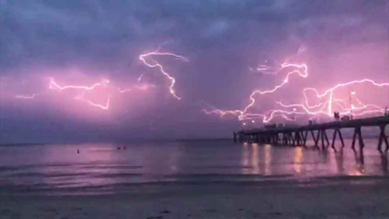 VIDEO. Spectaculaire bliksem kleurt de hemel roze - Metrotime