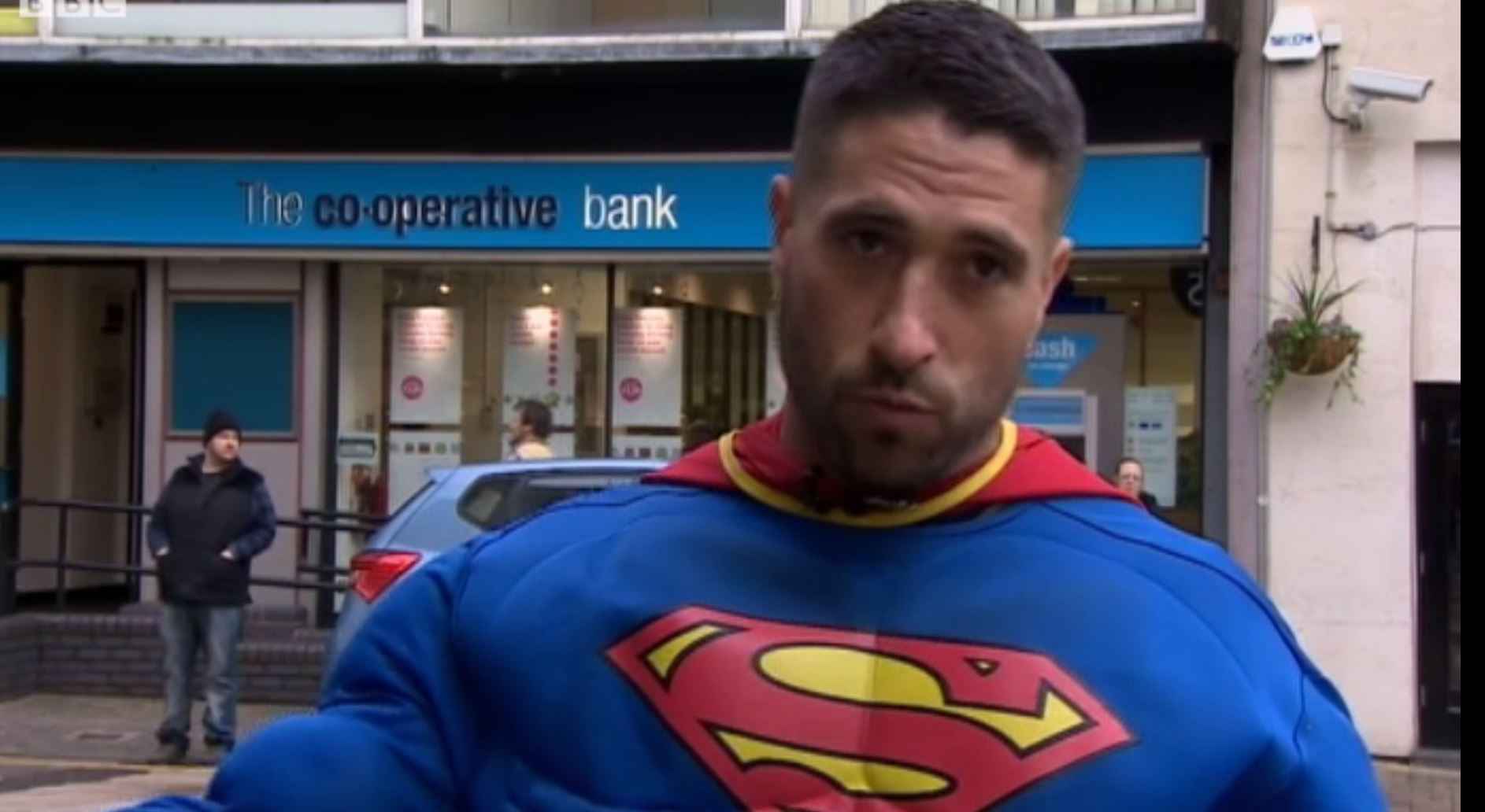 Uitputting blozen Spelen met Superman' voorkomt een overval aan de bankautomaat - Metrotime